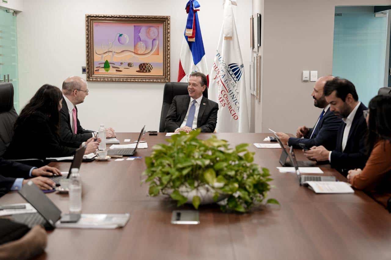 El ministro Bisonó recibe a la misión del FMI en su visita anual El ministro Bisonó recibe a la misión del FMI en su visita anual