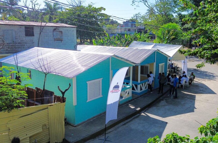 Propeep entrega dos viviendas a familias que las perdieron en un incendio en Haina