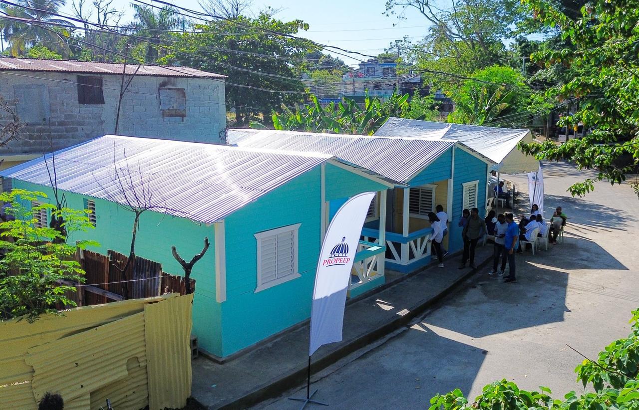 Propeep entrega dos viviendas a familias que las perdieron en un incendio en Haina