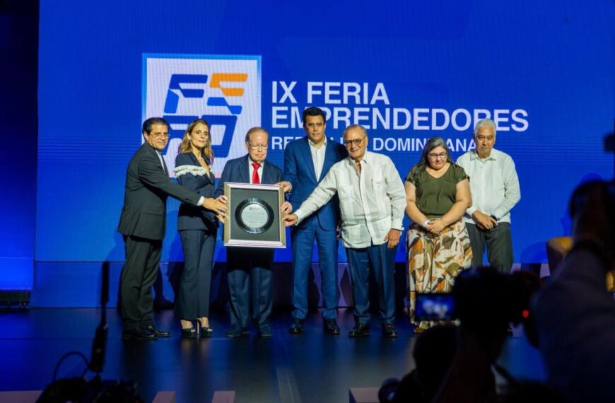 Feria Emprendedores y Universidades reconocen a Pepín Corripio, Frank Rainieri y Ligia Bonetti por sus aportes al desarrollo nacional.