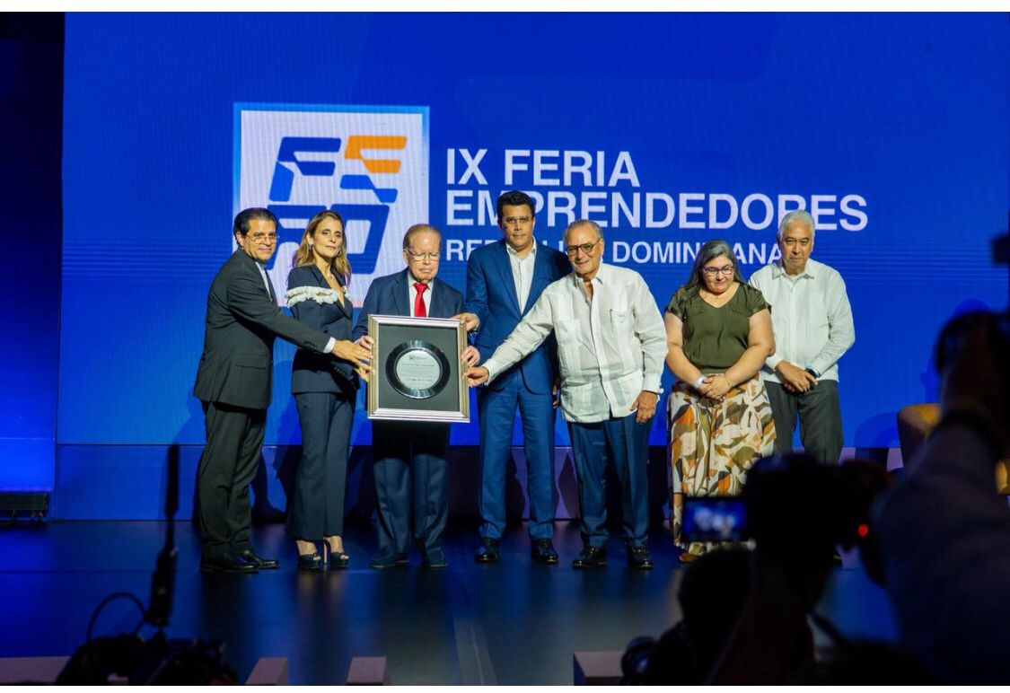 Feria Emprendedores y Universidades reconocen a Pepín Corripio, Frank Rainieri y Ligia Bonetti por sus aportes al desarrollo nacional. Feria Emprendedores y Universidades reconocen a Pepín Corripio, Frank Rainieri y Ligia Bonetti por sus aportes al desarrollo nacional.