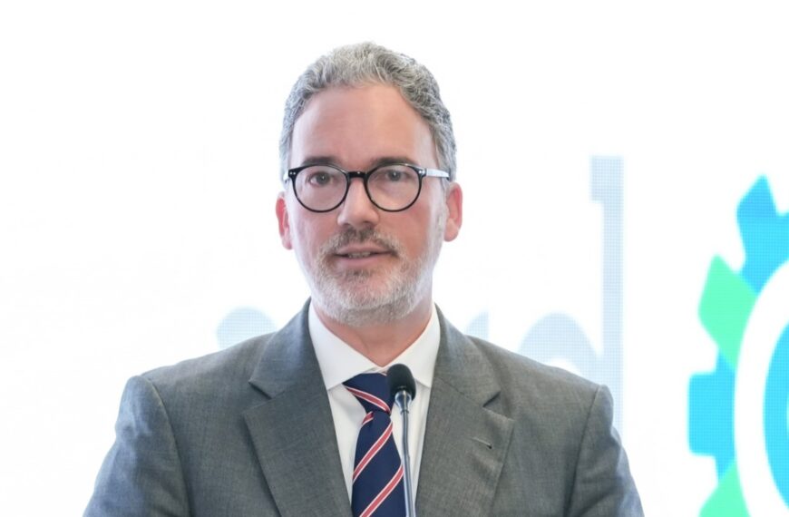 Transportistas, pieza clave del turismo: David Collado firma acuerdo con la ITF para fortalecer la movilidad turística sostenible.